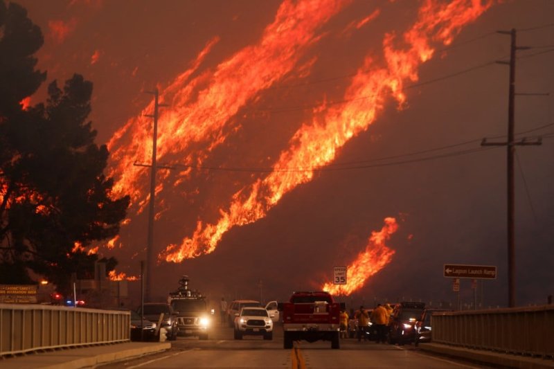 New  fast-moving wildfire has erupted in Los Angeles 