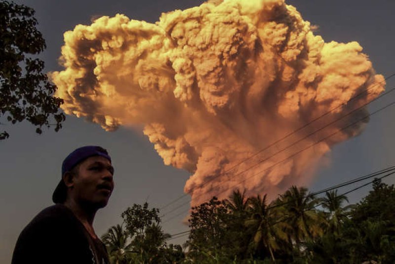 Indonesia issues highest alert as volcano erupts
