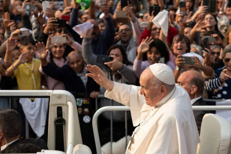 Pope prays before huge crowds in Portugal