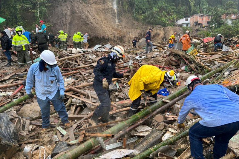 Dozens killed in Colombia landslide, including children