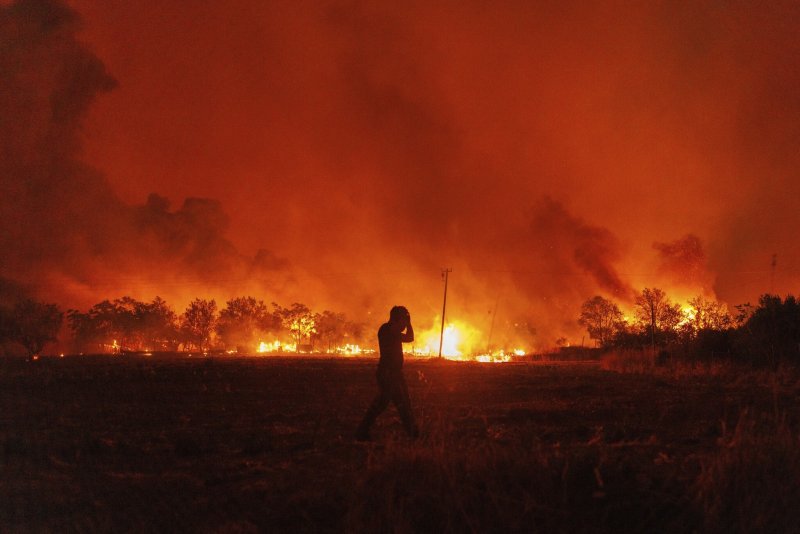 Thousands evacuated as wildfires approach Athens
