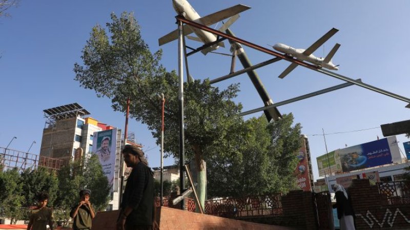 5 killed,16 wounded in Houthi attack on prez  palace in Aden