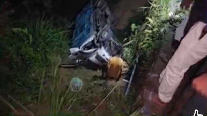 High-speed lorry overturns in Watawala
