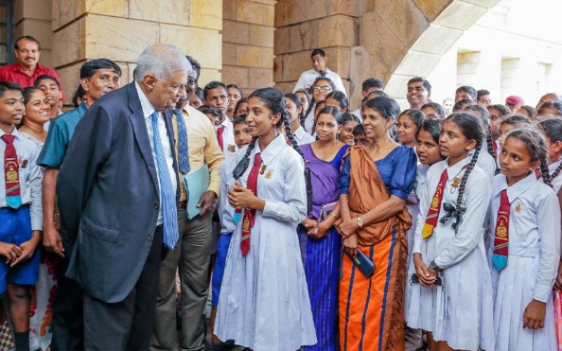Students of Jayasooriya  Vidyalaya, Anamaduwa met the Prez