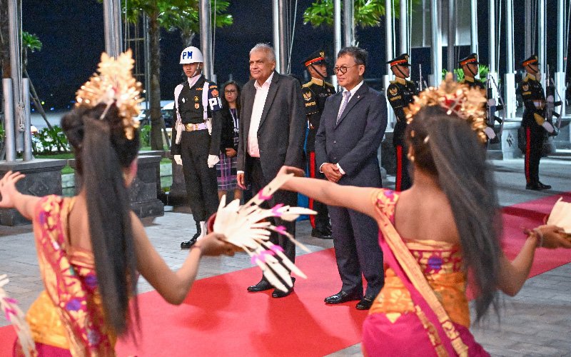 President Receives Warm Welcome at Ngurah Rai Intl Airport