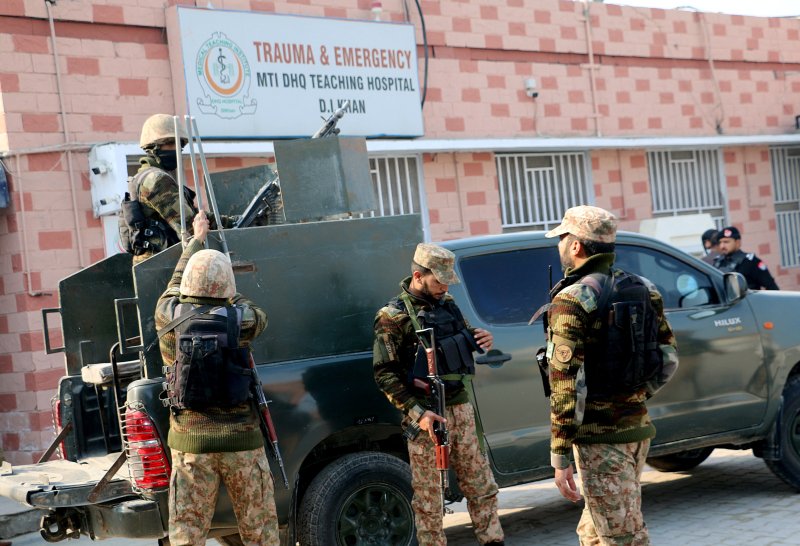 Pakistan: At least 10 killed in attack on police station