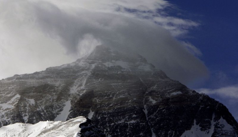 Rescue underway for 1,000 trapped on Mount Everest