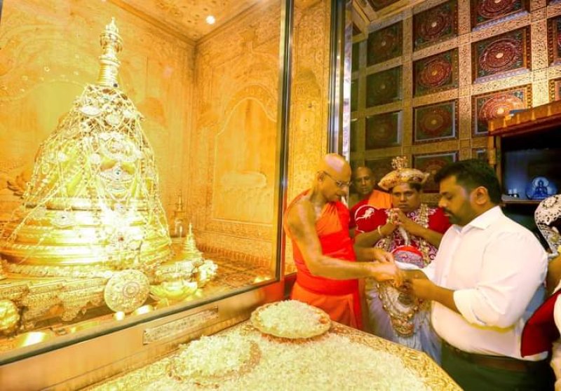 President pays homage to the historic Dalada Maligawa 