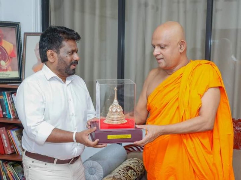 President visits  the sacred Jaya Sri Maha Bodhi
