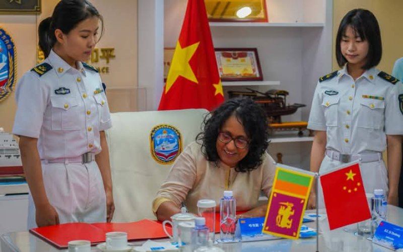 Prime Minister  visited the Chinese Navy hospital ship