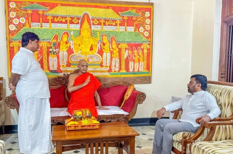President calls on Chief Prelates of the Malwathu and Asgiri