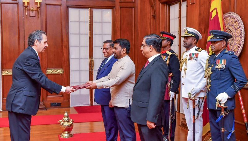 Five Ambassadors and a HC Present Credentials to the Prez