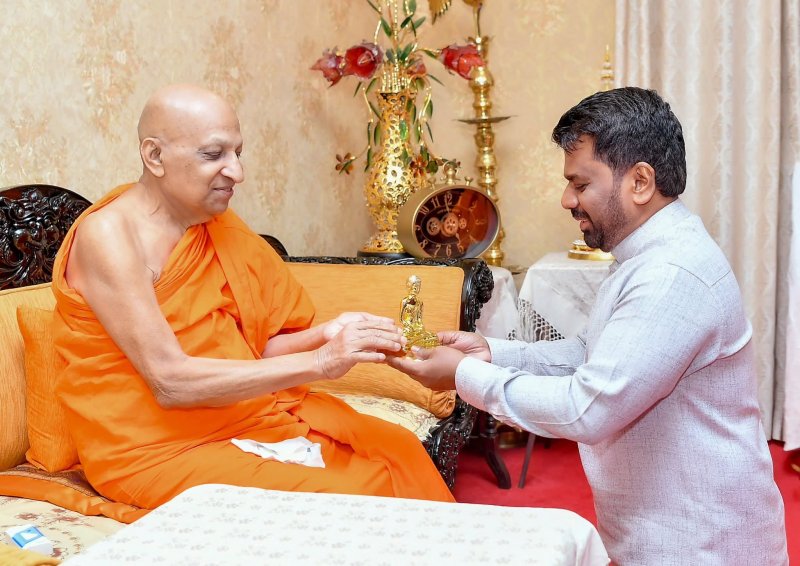 President  visits Malvathu and Asgiri Vihara today