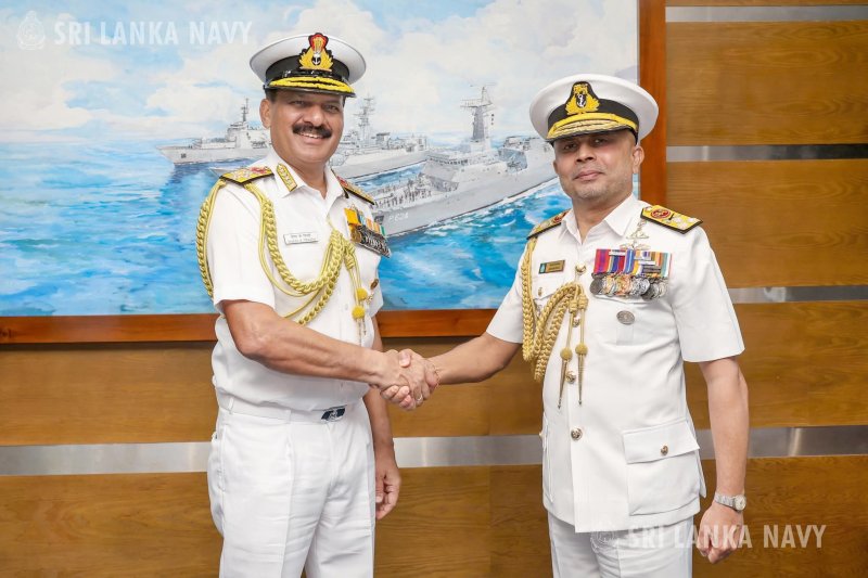 Chief of Naval Staff of the Indian Navy meets Navy Commander