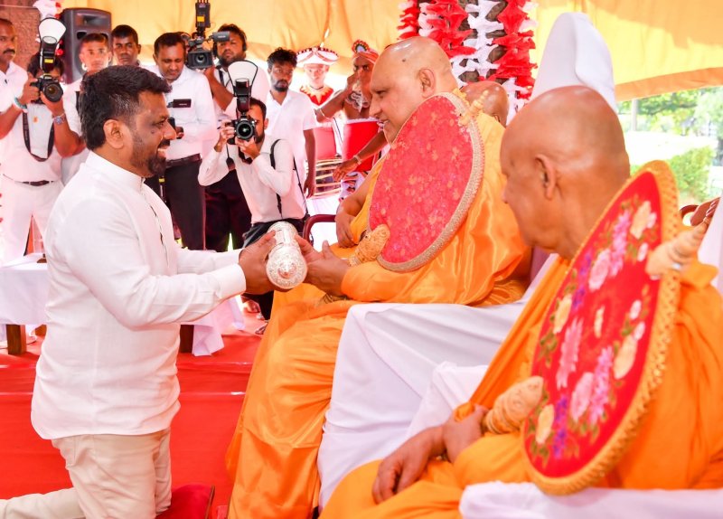 Prez presents Sannas Pathra to new Asgiriya Anunayaka Thero
