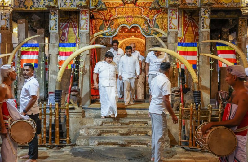 President pays homage to the Sacred Tooth Relic