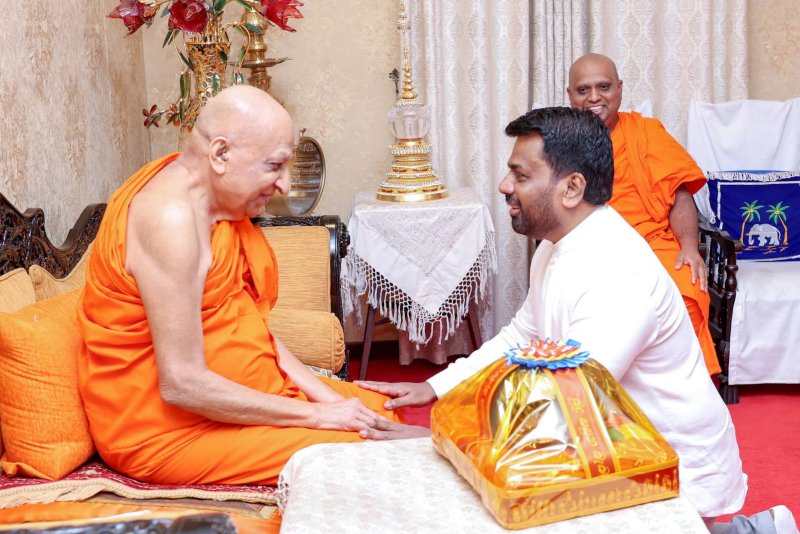 President visits Malwathu and Asgiriya Mahanayake Theros 
