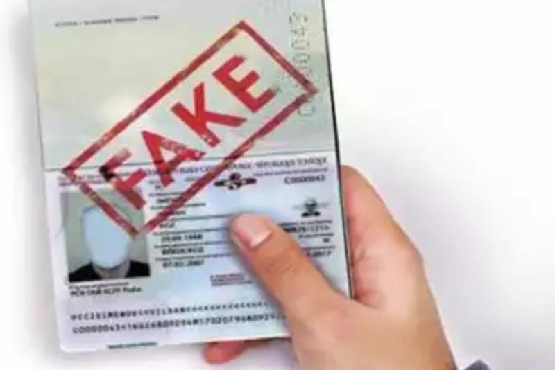 Two Lankans arrested at Katunayake airport with fake vissas
