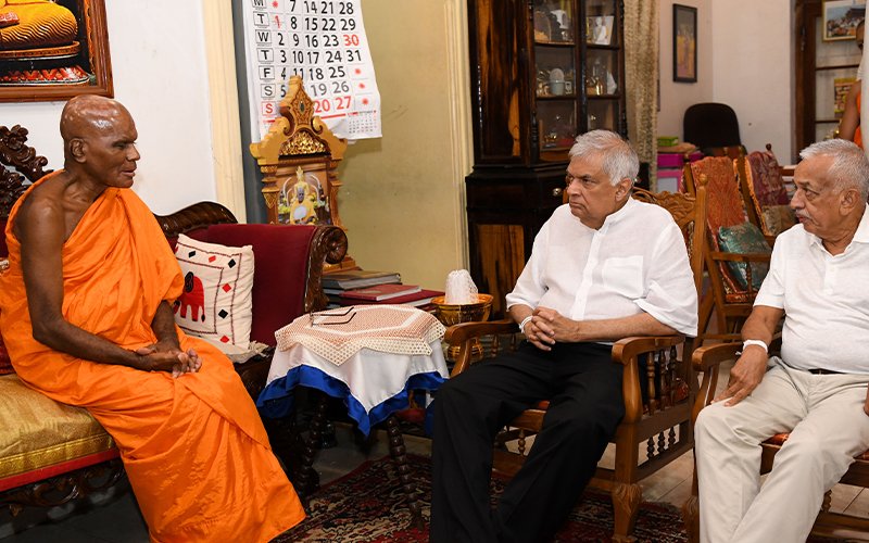 President visits  Anunayaka Theros of Malwathu and Asgiri 