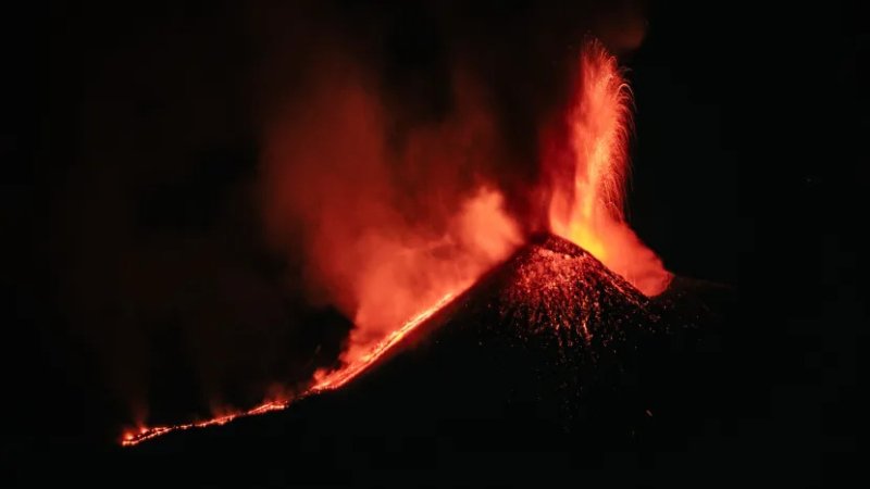 Volcanic cloud closes airport after Mount Etna erupts