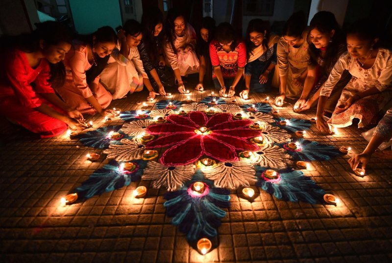 Hindu devotees worldwide celebrate Diwali  today (20)