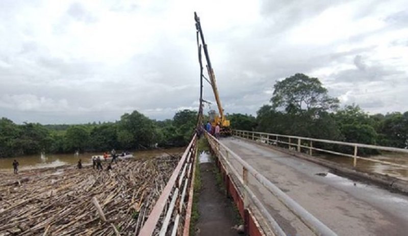 Navy clears blockage under Wakwella bridge, Galle