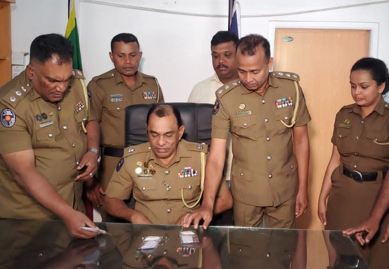 Police arrest couple transporting heroin in three-wheeler