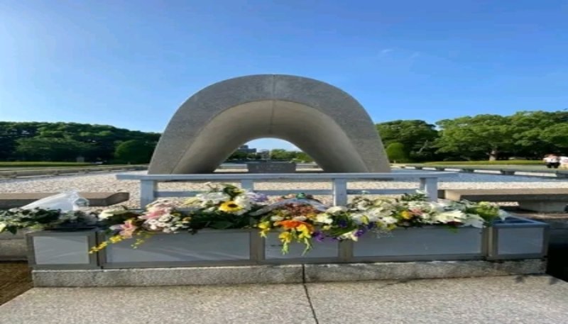 Foreign Minister visits Hiroshima Atomic Bomb Museum