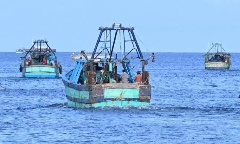 Navy seizes 03 Indian fishing boats poaching in SL waters