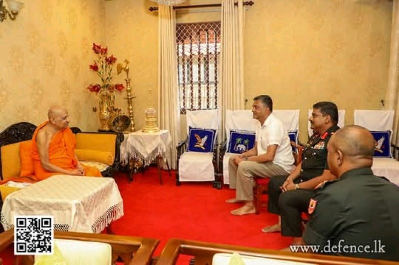 Defence Secretary visits Sri Dalada Maligawa