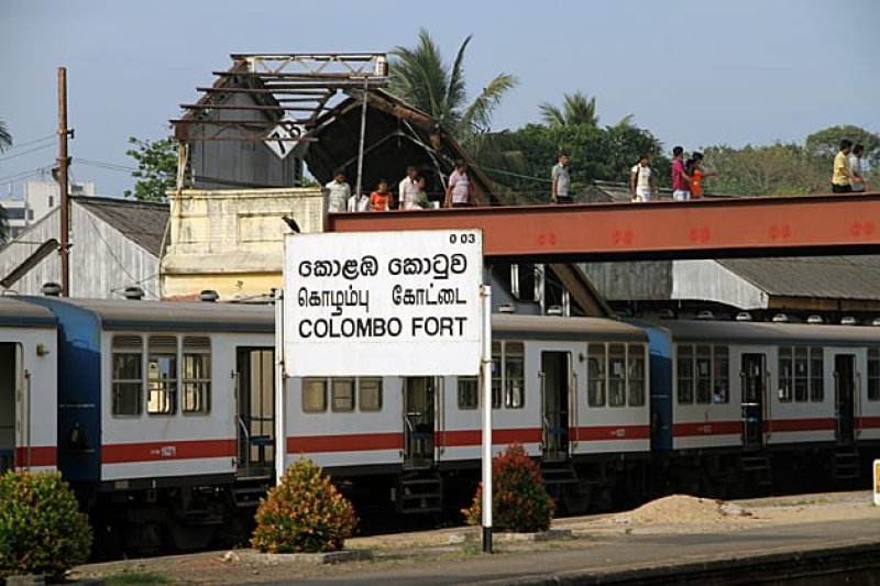 Train derails near Colombo Fort railway station 