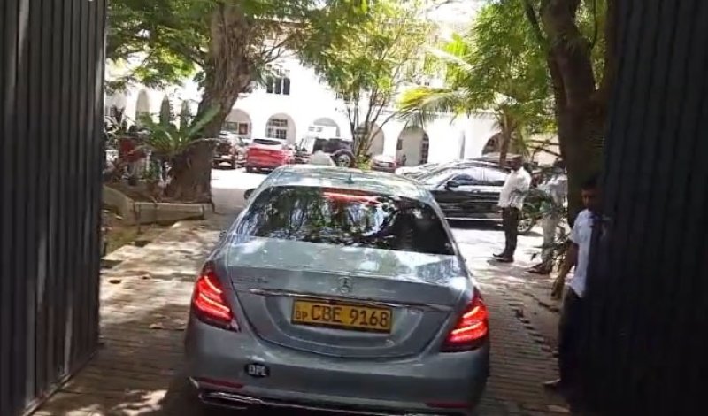 Envoys call on Mahinda as he prepares to vacate residence