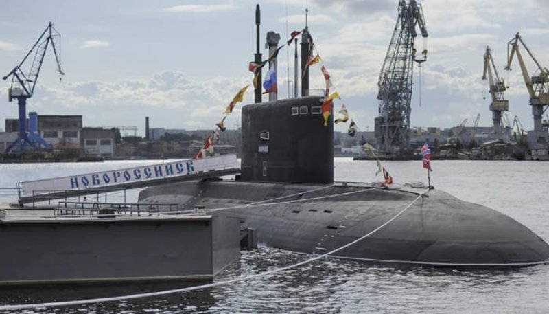 Russian submarine  near the Strait at risk of explosion