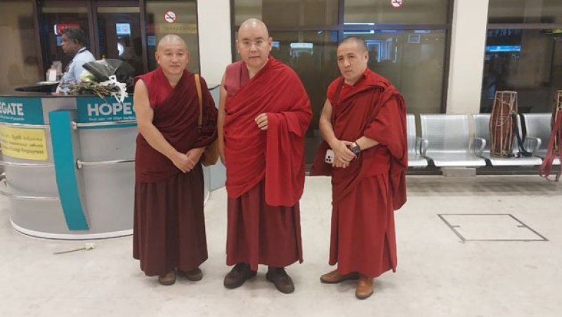 Tibetan monks led by Ling Rinpoche arrive in Sri Lanka