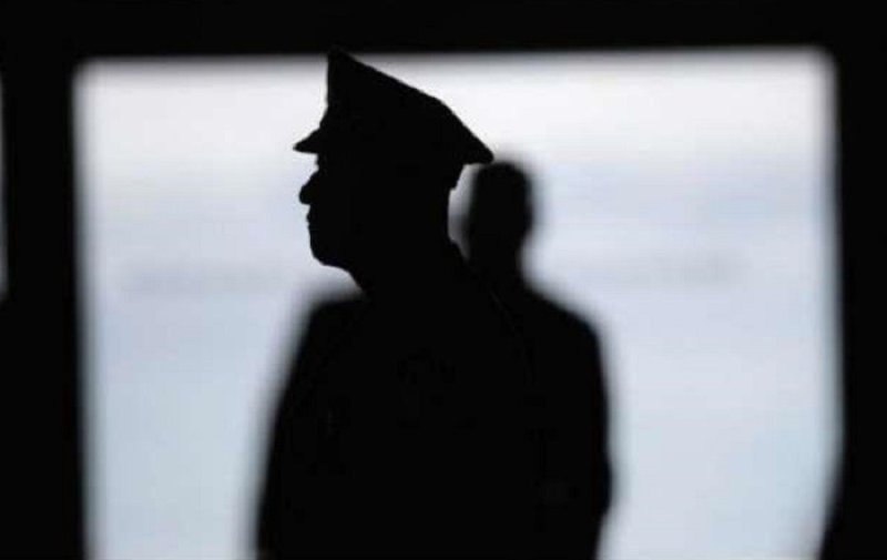 Cop suspended over &lsquo;biscuit&rsquo; exchange with female suspect