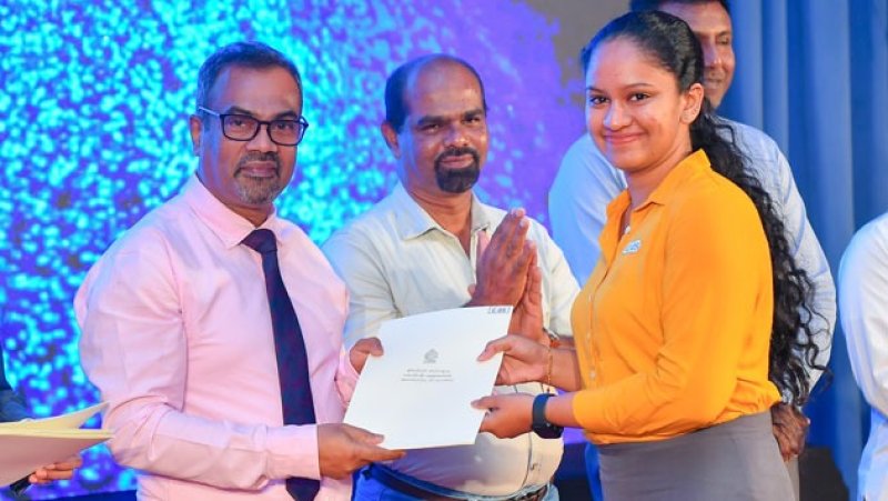 PM urges students to balance knowledge, values