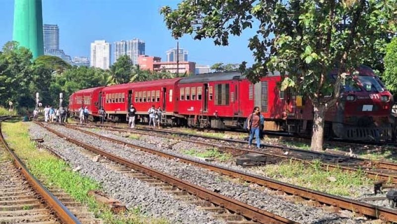 Express train derails between Colombo Fort and Maradana