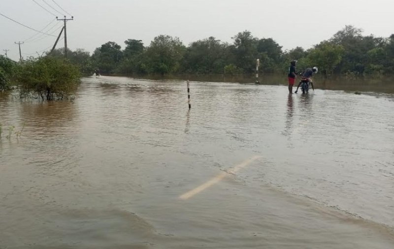 Somawathiya Road closed due to Mahaweli River overflow