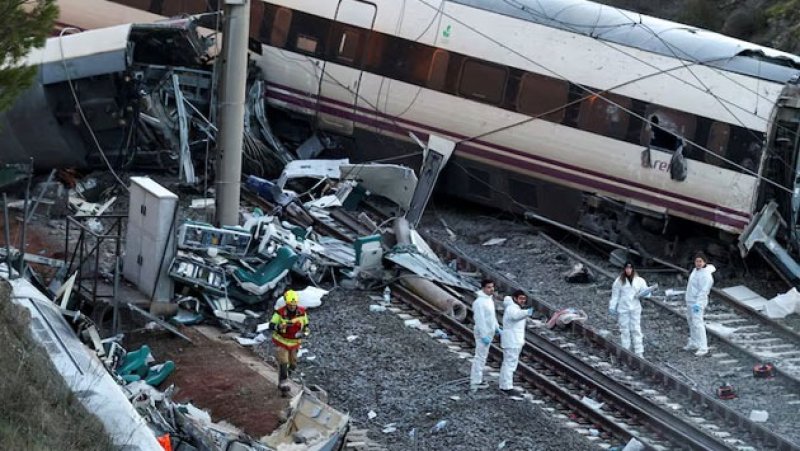 Investigators find broken joint on track at Spanish crash