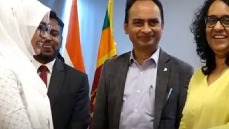 Prime Minister presents Mahatma Gandhi scholarships