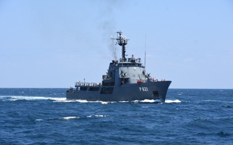 Navy seizes suspected drug and weapons vessel 