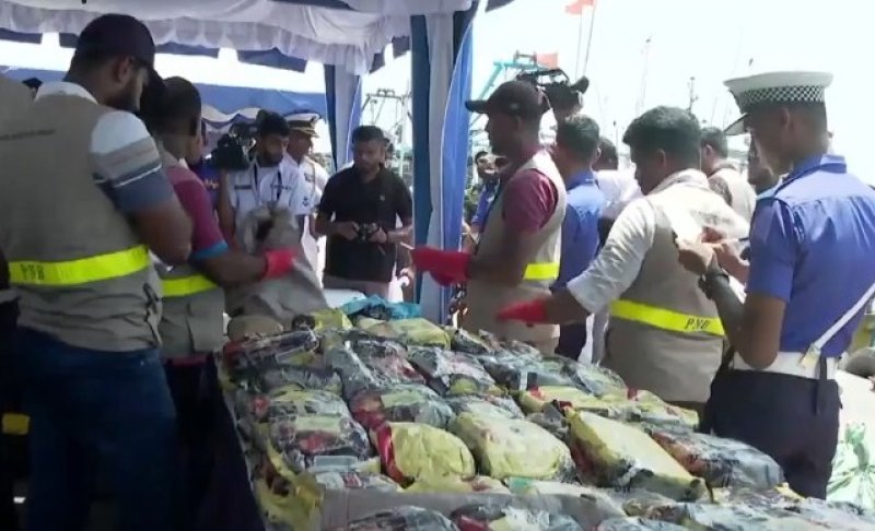 Navy brings two drug and weapons boats to Dikkowita Harbour 