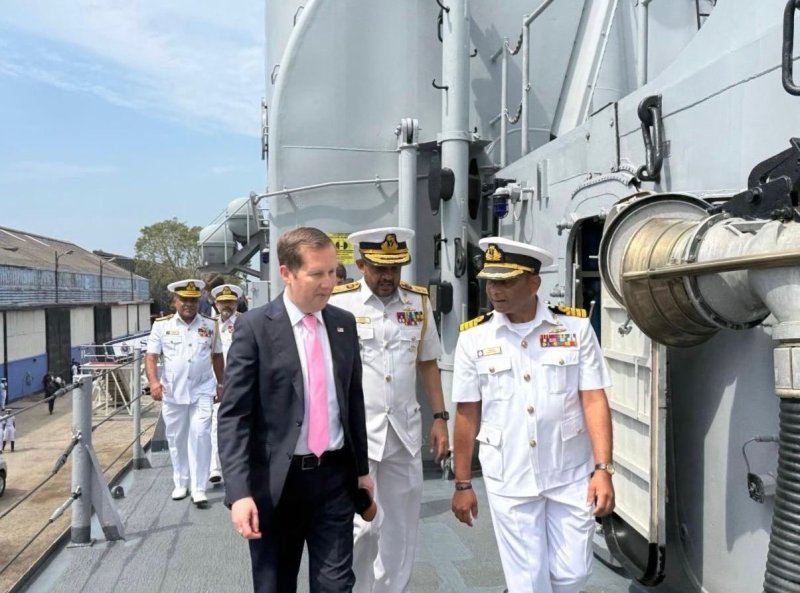 U.S. envoy visits SLNS Gajabahu