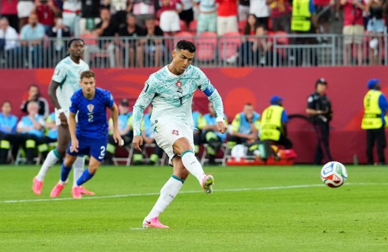 Portugal survive late drama to beat Croatia &amp; reach WC 16