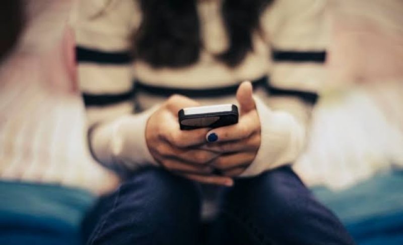 Midnight social media curfew proposed for older UK teens