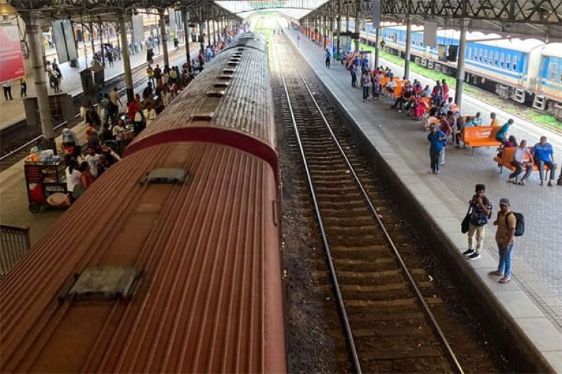 Train derailment disrupts services at Colombo Fort Railway Station