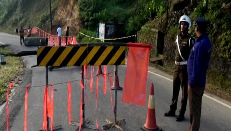 Road subsidence risk restricts traffic on Hatton&ndash;Colombo main at Rozella