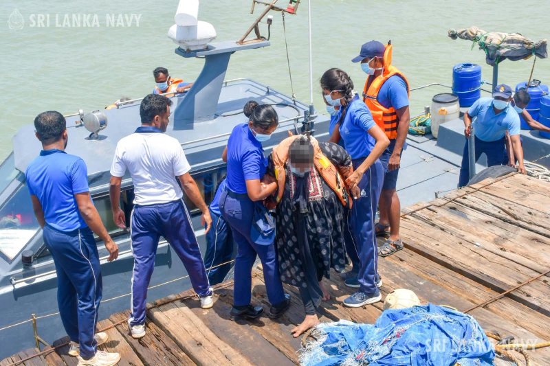 Sri Lanka Navy rescues stranded group off Talaimannar