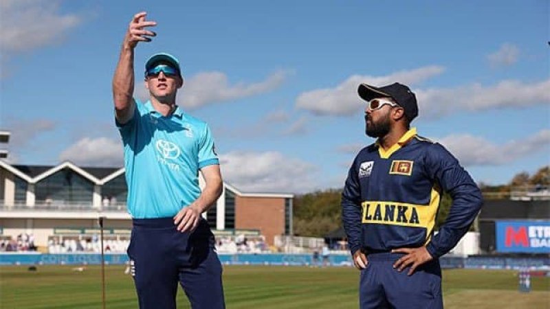 England win the toss, elect to bat first in series decider