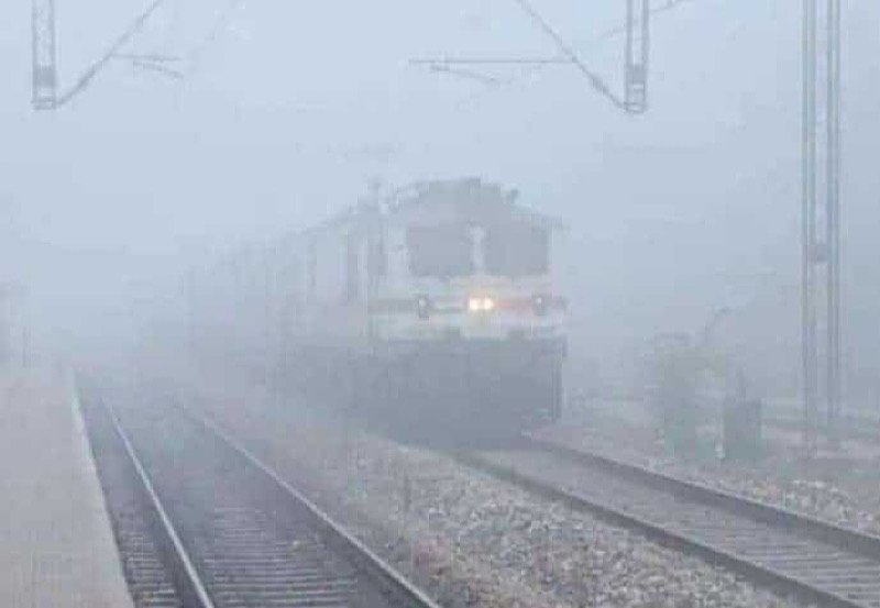 Dense fog engulfs parts of Delhi; 26 trains running late